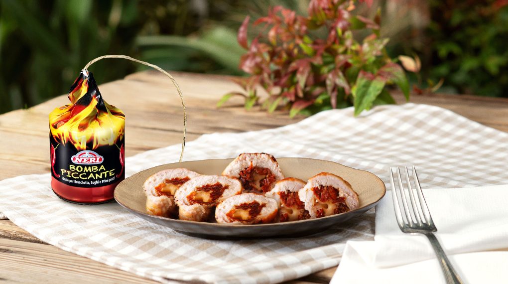 Involtini pollo ripieni di crema piccante